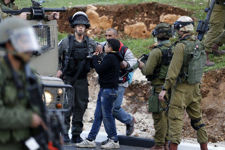 قوات الاحتلال تعتقل طفل فلسطيني