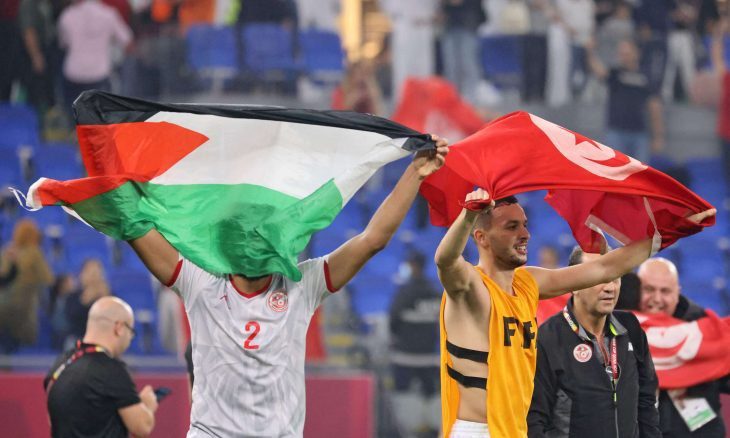 العلم الفلسطيني إلى جانب العلم التونسي احتفالاً لفوز المنتخب التونسي في كأس العرب 2021