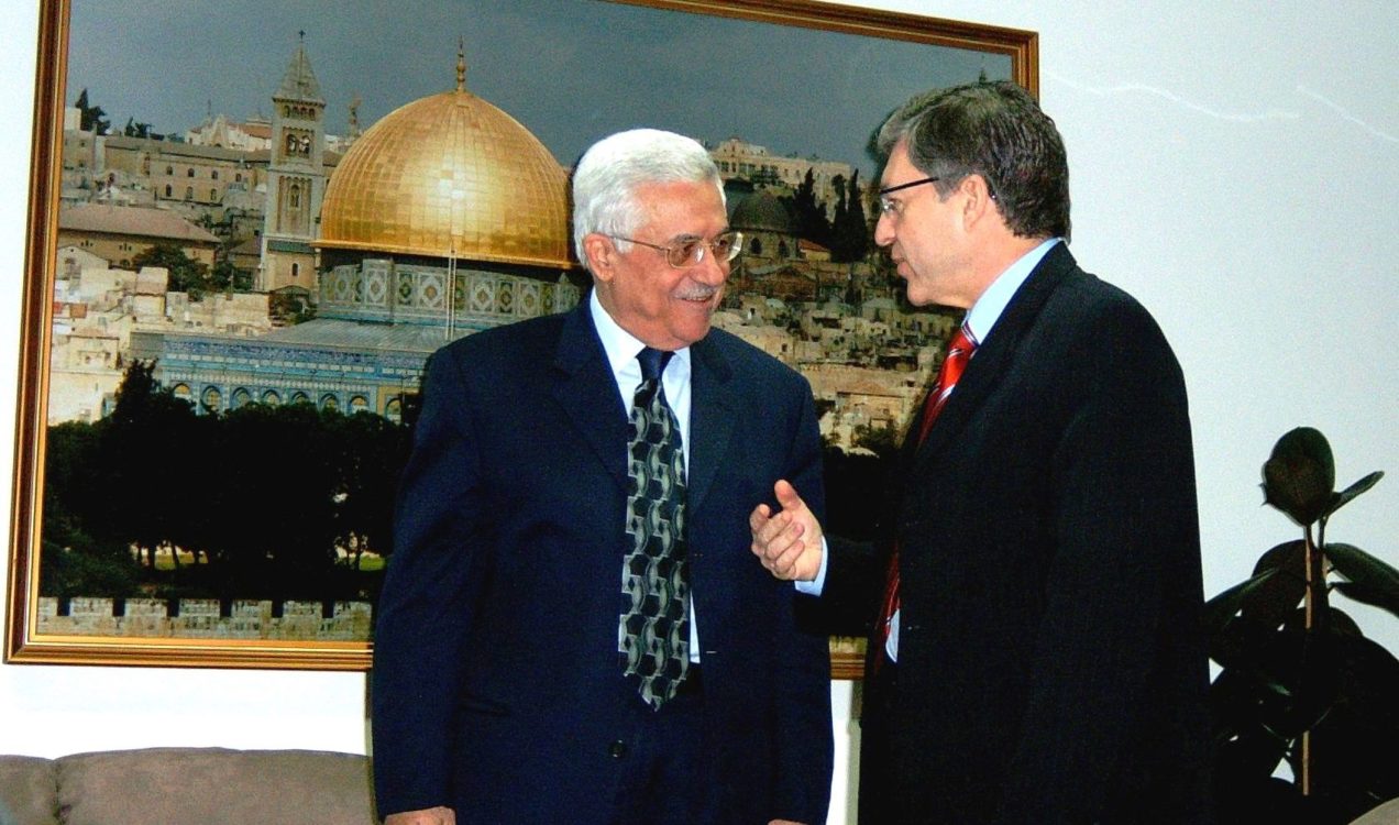 يوسي بيلين مع محمود عباس (أبو مازن) خلال الاستعدادات لاتفاق أوسلو