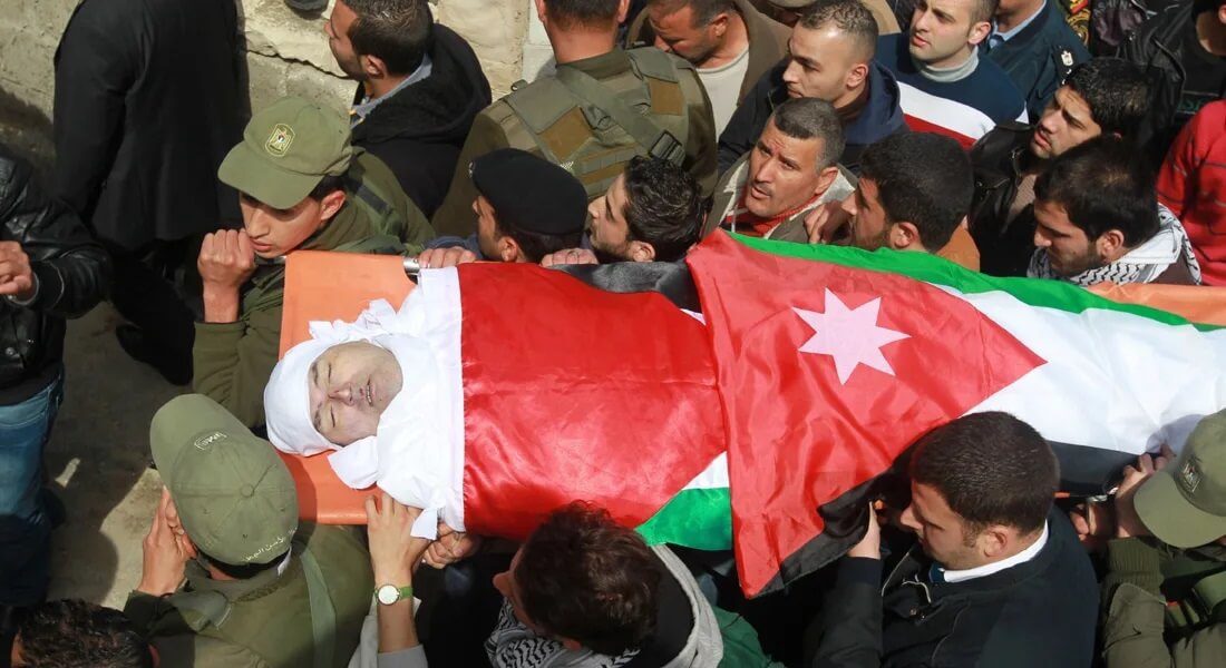 تشييع جثمان القاضي رائد زعيتر في مدينة نابلس الثلاثاء 11 مارس/ آذار 2014 ملتفا بالعلمين الأردني والفلسطيني