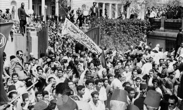 مشهد من ثورة 23 يوليو في مصر عام 1952